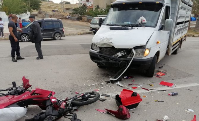 Motosiklet İle Kamyonet Kafa Kafaya Çarpıştı: 2 Yaralı