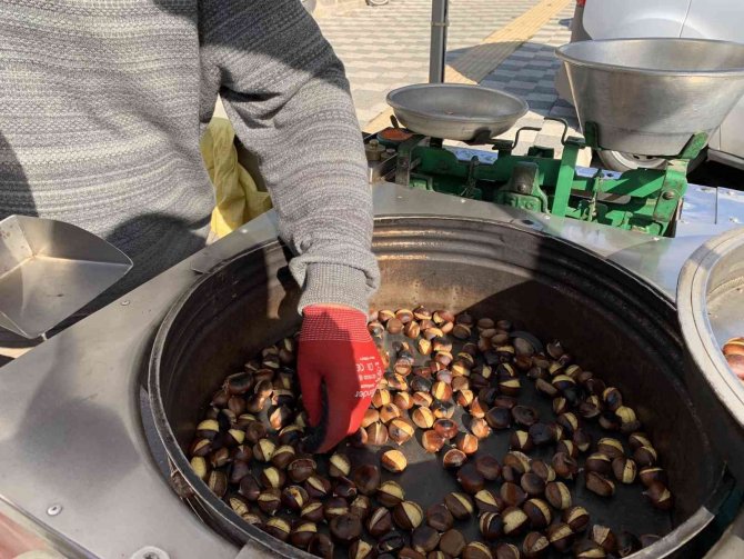 36 Yıldır Sokaklarda Kestane Satarak Geçimini Sağlıyor