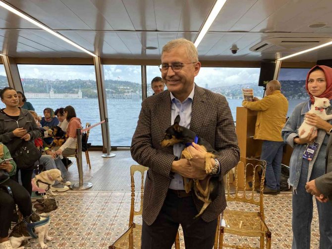 Üsküdar’da Hayvanseverler Ve Minik Dostlarına Boğaz Turu