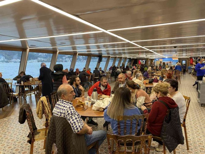 Üsküdar’da Hayvanseverler Ve Minik Dostlarına Boğaz Turu