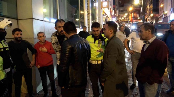 Kavgayı Ayırmaya Çalışan Polisin Kolunu Isırdı