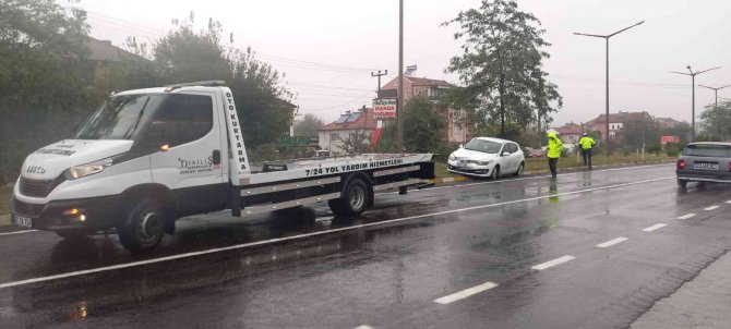 Direksiyon Hakimiyetini Kaybetti Karşı Şeride Geçerken Elektrik Direğine Çarptı