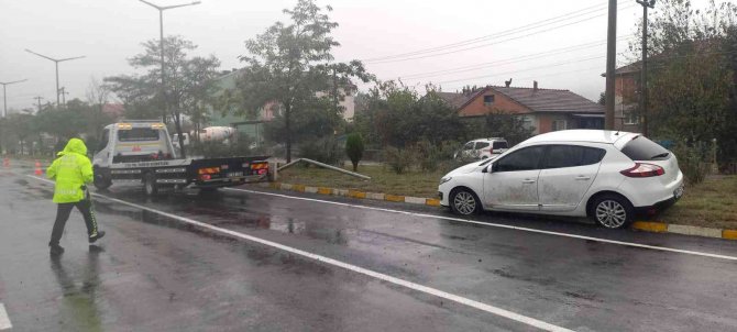 Direksiyon Hakimiyetini Kaybetti Karşı Şeride Geçerken Elektrik Direğine Çarptı