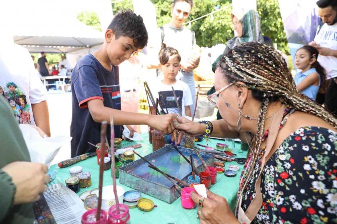 Ziyaretçiler Ebru Sanatını Deneyimledi