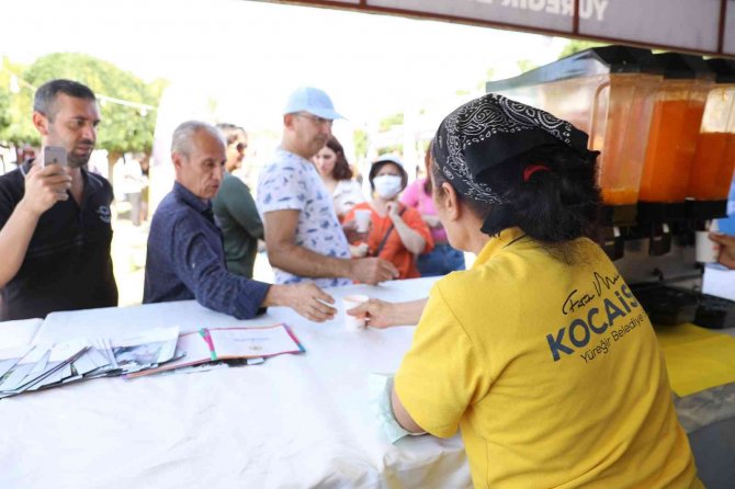 Ziyaretçiler Ebru Sanatını Deneyimledi