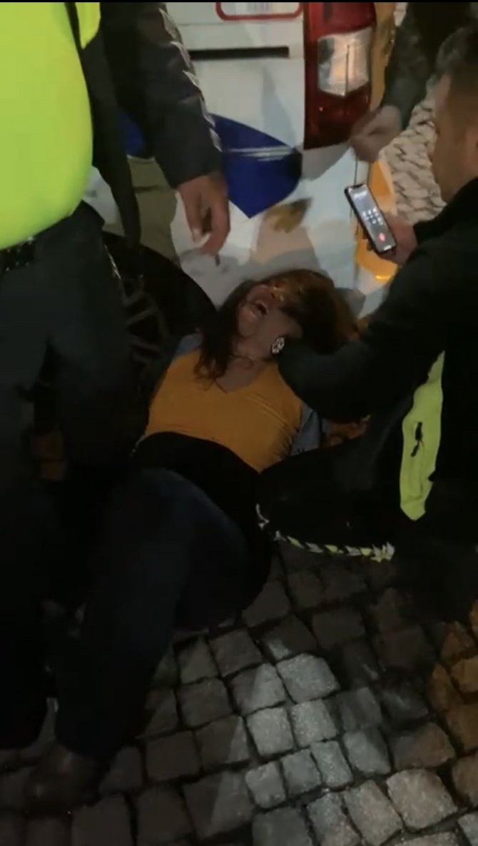 Alkollü Kadın Sürücü Ortalığı Birbirine Kattı: Polise Tekme Atıp Küfürler Savurduğu Anlar Kamerada