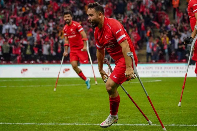Dünya Kupası, Ampute Futbol Milli Takımı’nın Ellerinde Yükseldi