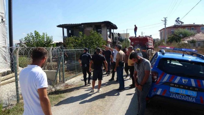 Eşi Ve Çocuğu Kendisini Terk Etti Diye Komşusunu Bıçaklayıp, Kendi Evini Yaktı