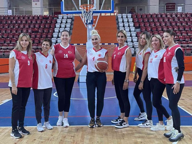 Veteran Kadın Basketbolcular, Amatör Spor Haftasında Minik Sporcularla Buluştu