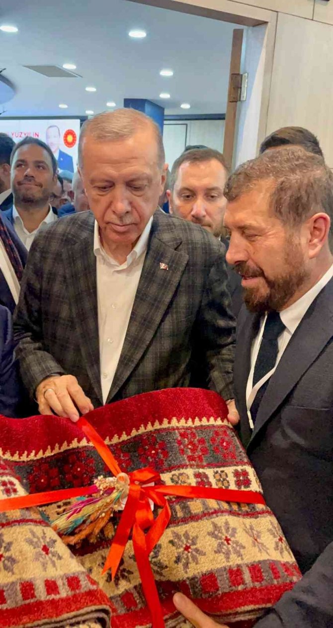 Cumhurbaşkanı Erdoğan’a Sındırgı’dan Yağcıbedir Halısı Hediye Edildi