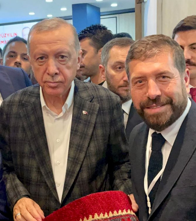 Cumhurbaşkanı Erdoğan’a Sındırgı’dan Yağcıbedir Halısı Hediye Edildi
