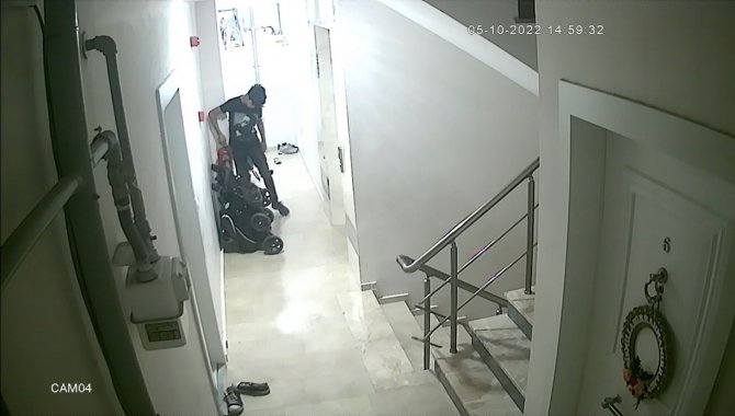 İ̇stanbul’da Yangın Söndürme Tüpü Hırsızına Köpekli Suçüstü Kamerada