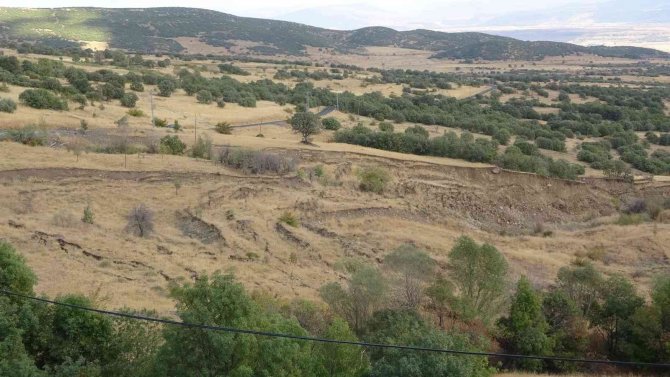 Bingöl’de Köy Sakinleri Heyelan Nedeniyle Çöken Yolun Yapılmasını İstiyor