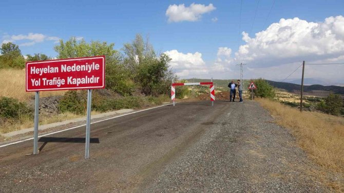 Bingöl’de Köy Sakinleri Heyelan Nedeniyle Çöken Yolun Yapılmasını İstiyor