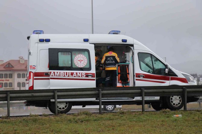 Tem’de Kontrolden Çıkan Cip Bariyere Çarptı: 4 Yaralı