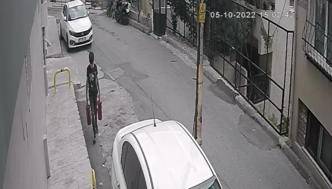 İ̇stanbul’da Yangın Söndürme Tüpü Hırsızına Köpekli Suçüstü Kamerada