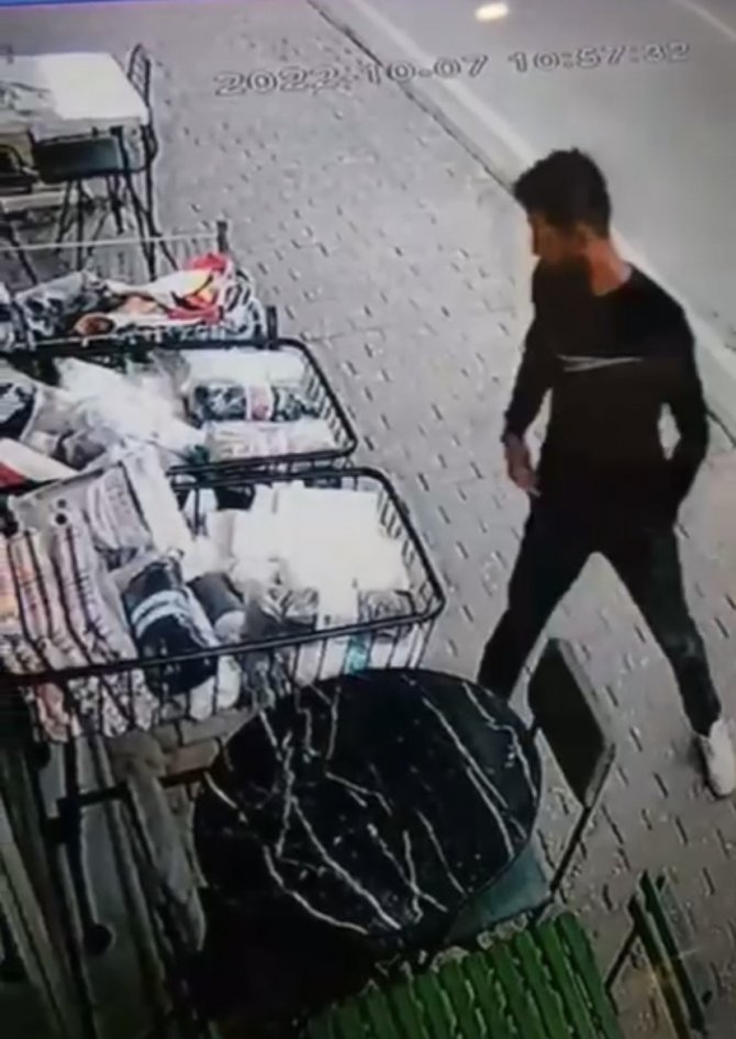 Elini Kolunu Sallayarak Geldi, Nevresim Takımını Çalarak Gitti