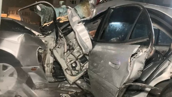 Kontrolünü Kaybeden Sürücü Üst Geçidin Ayağına Çarptı : 1 Yaralı