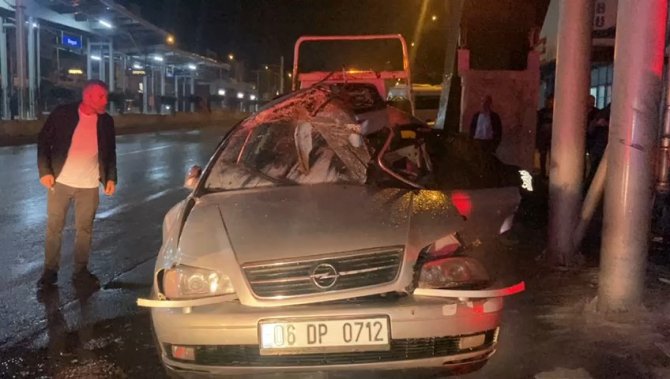 Kontrolünü Kaybeden Sürücü Üst Geçidin Ayağına Çarptı : 1 Yaralı