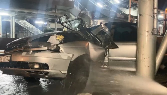Kontrolünü Kaybeden Sürücü Üst Geçidin Ayağına Çarptı : 1 Yaralı