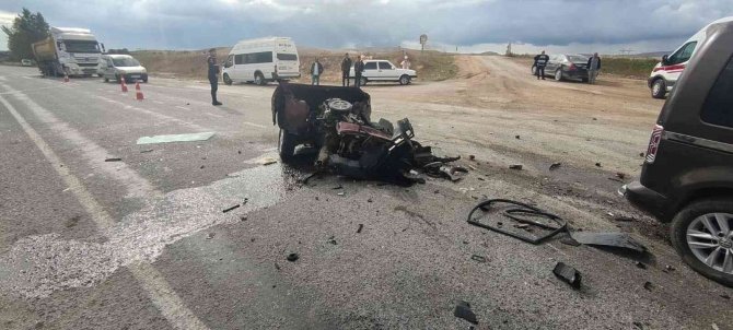 Sivas’taki Kazada Otomobil İkiye Bölündü