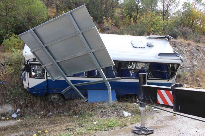 Amasya’da Tır İle Halk Otobüsü Çarpıştı, Yolcu Bulunmaması Faciayı Önledi