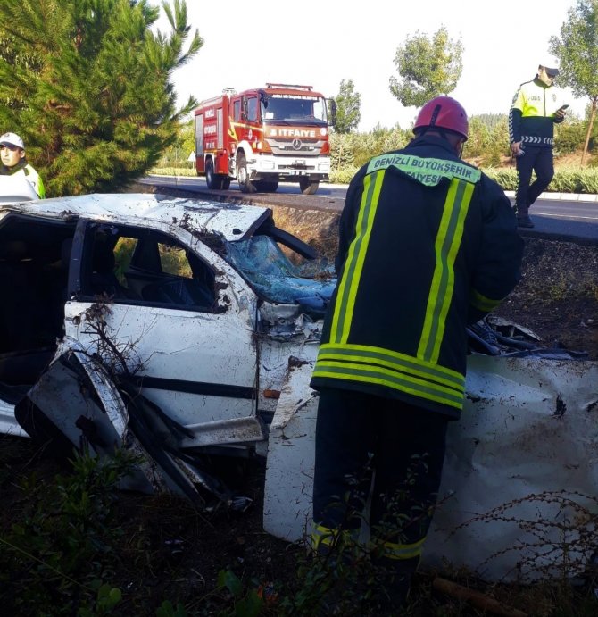 Taklalar Atarak Hurdaya Dönen Araçtaki 3 Kişi Yaralandı