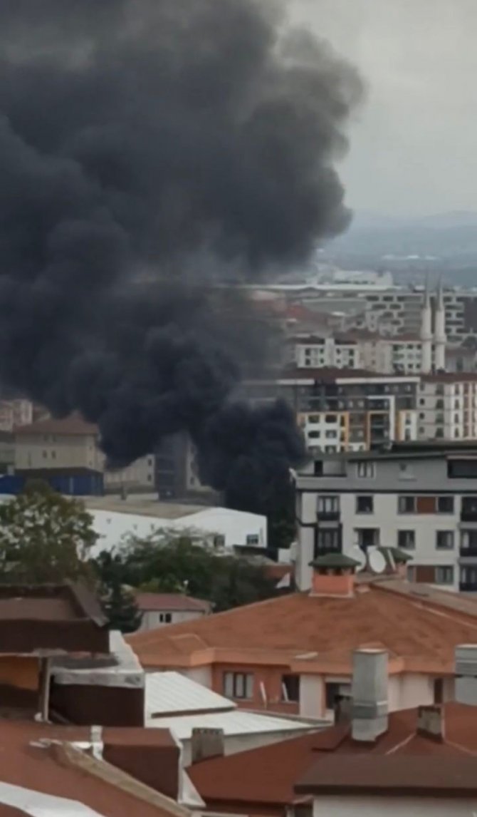Pendik’te Geri Dönüşüm Fabrikasında Korkutan Yangın