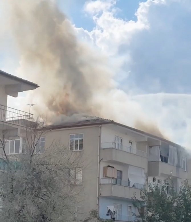 Elazığ’da Çatı Yangını Korkuttu