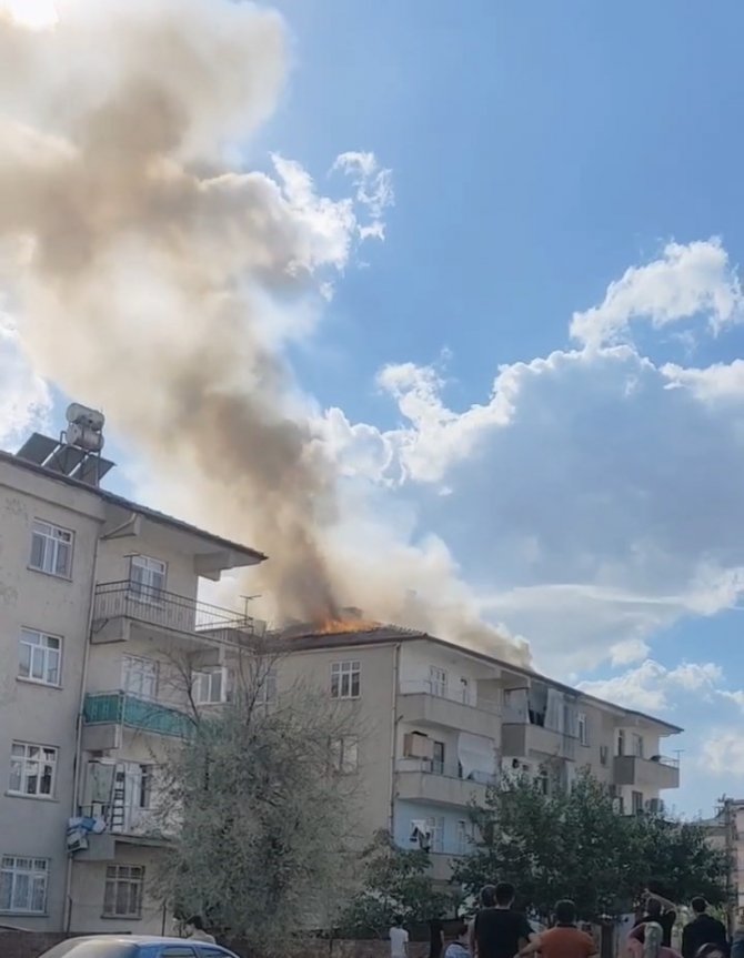 Elazığ’da Çatı Yangını Korkuttu