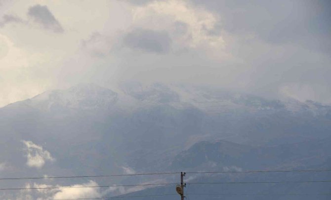 Munzur Dağının Yüksek Kesimlerine Kar Yağdı