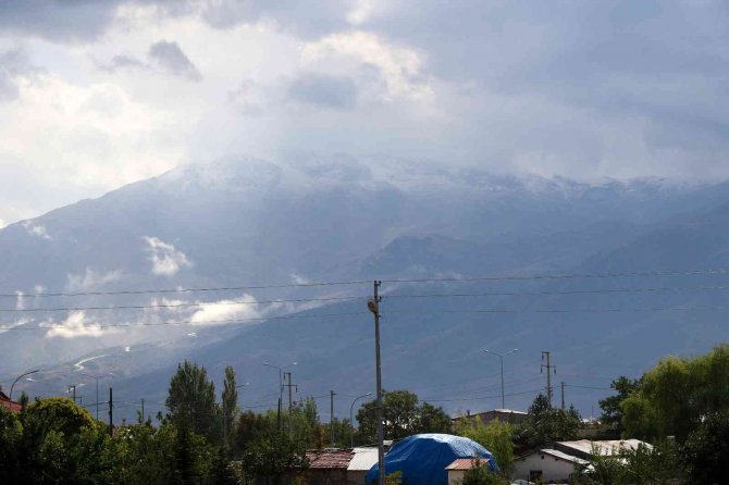 Munzur Dağının Yüksek Kesimlerine Kar Yağdı