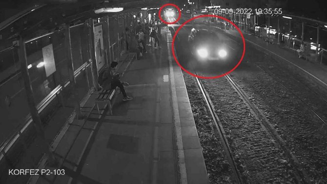 Tramvayın Önünde Kilometrelerce İlerleyen Sürücü Yürekleri Ağza Getirdi