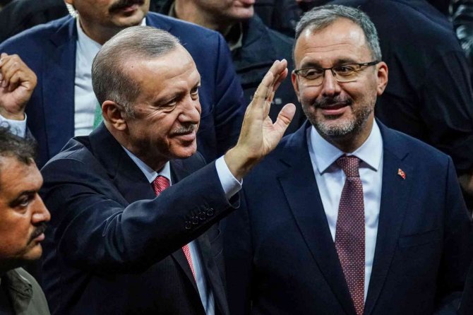 Bakan Kasapoğlu: "Futbolcular Ve Teknik Ekibi Gönülden Kutluyorum"