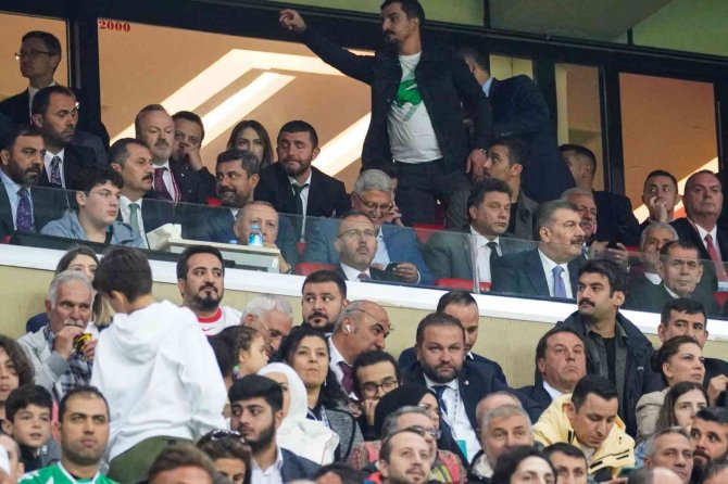 Bakan Kasapoğlu: "Futbolcular Ve Teknik Ekibi Gönülden Kutluyorum"