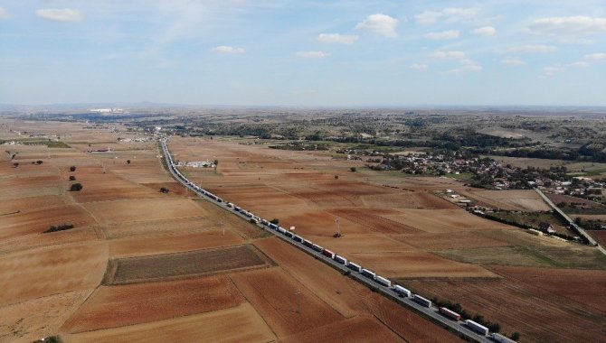 Günlerdir Sınırda Bekleyen Tır Şoförleri: "İ̇nsanlıktan Çıktık, Tuvaletimizi Bile Yapamıyoruz"