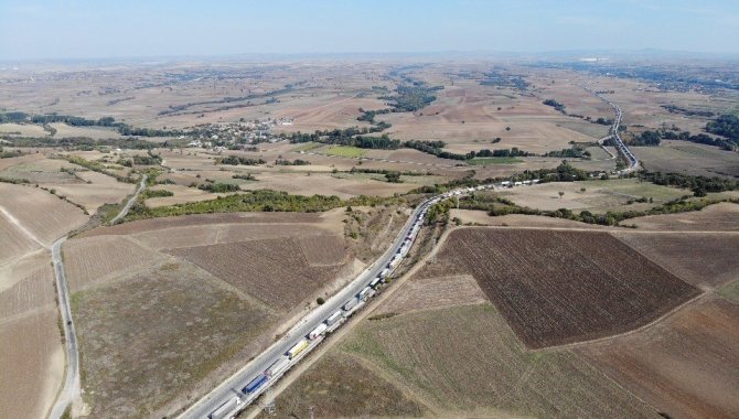 Günlerdir Sınırda Bekleyen Tır Şoförleri: "İ̇nsanlıktan Çıktık, Tuvaletimizi Bile Yapamıyoruz"