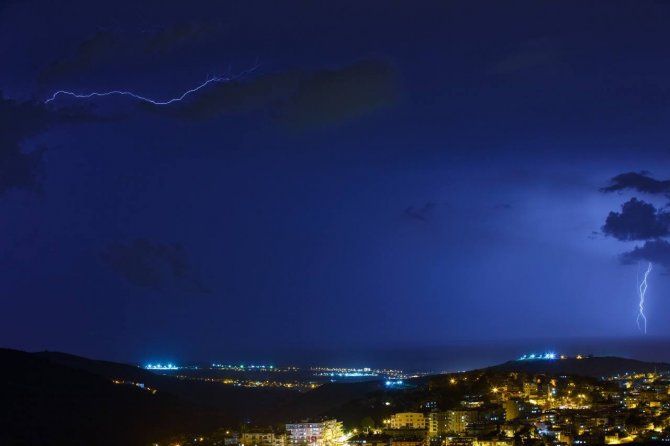 İ̇skenderun Körfezi´nde Şimşekler Geceyi Aydınlattı