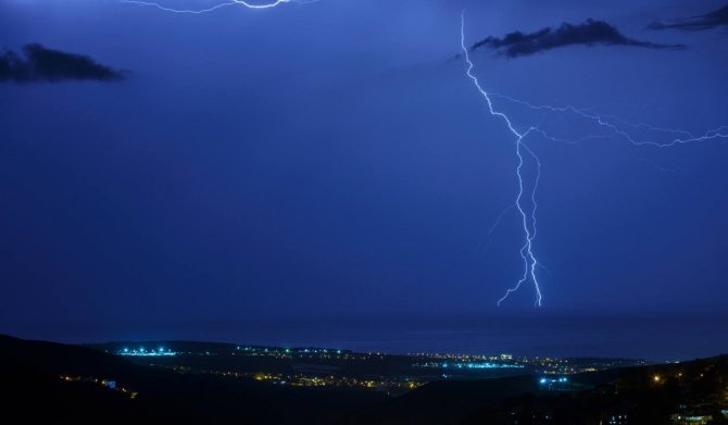 İ̇skenderun Körfezi´nde Şimşekler Geceyi Aydınlattı