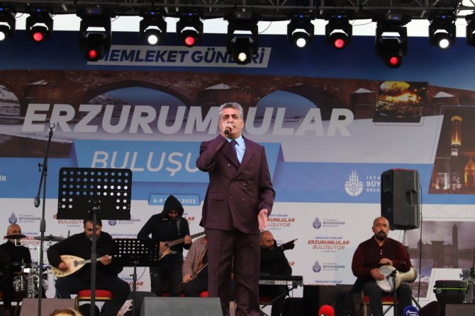 Vahit Alkır Sahne Performansıyla Ayakta Alkışlandı