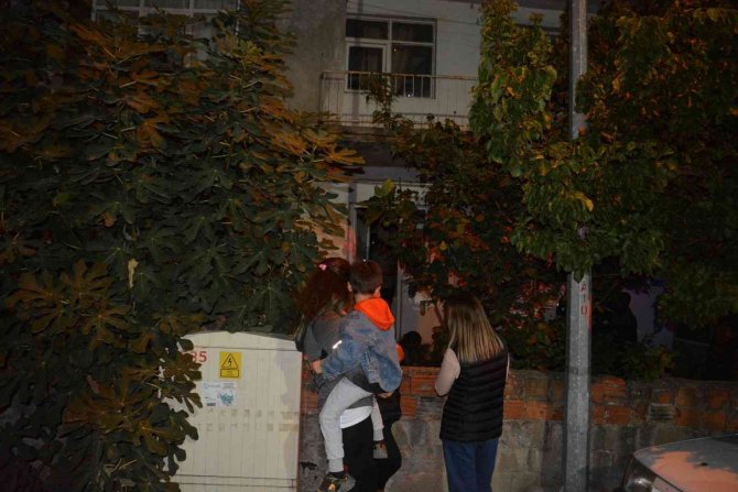 İ̇zmir’de 2 Katlı Binada Patlama: 1’i Çocuk 3 Yaralı
