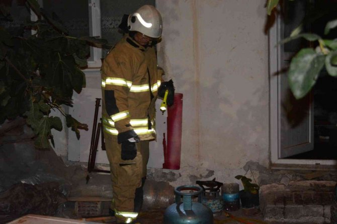 İ̇zmir’de 2 Katlı Binada Patlama: 1’i Çocuk 3 Yaralı