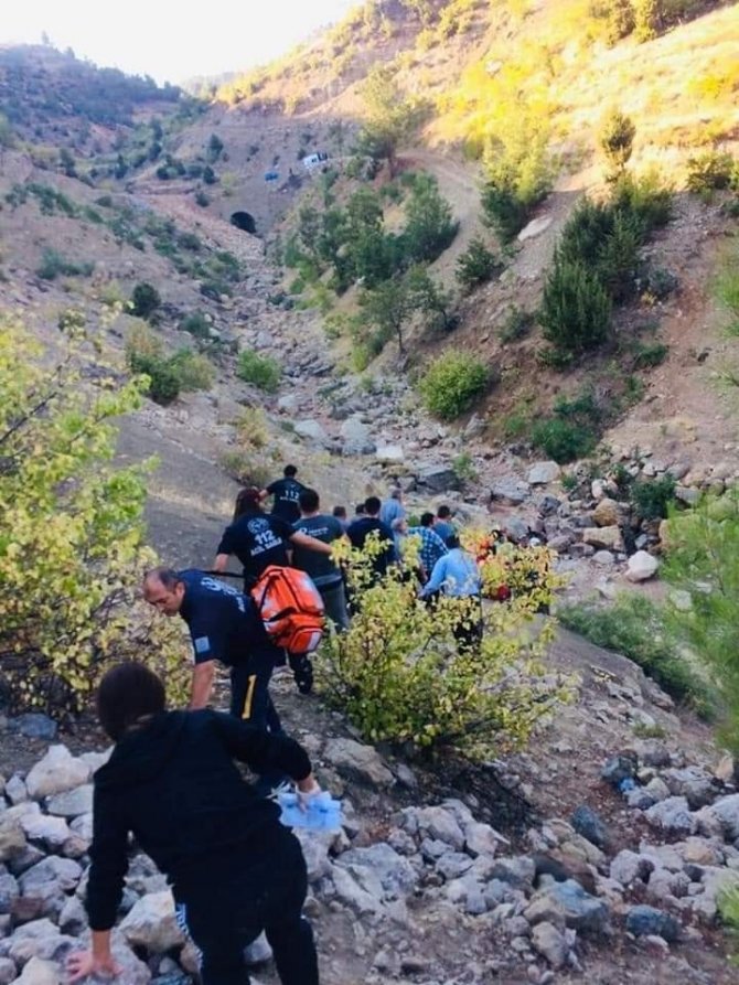 Kamyonet Uçuma Yuvarlandı: 1 Ölü, 2 Yaralı