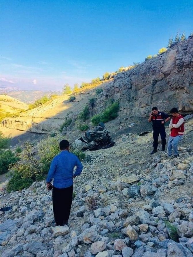 Kamyonet Uçuma Yuvarlandı: 1 Ölü, 2 Yaralı
