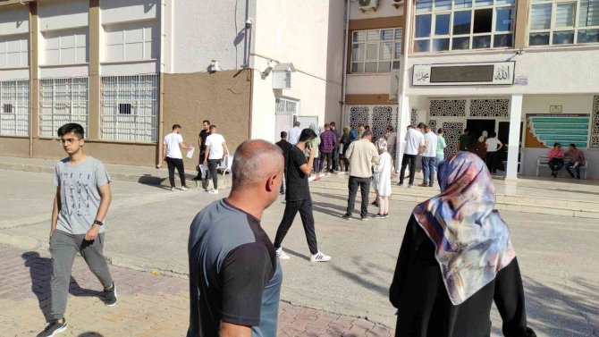 Sınava 1 Dakika Geç Kalan Aday Dakikalarca Dil Döktü