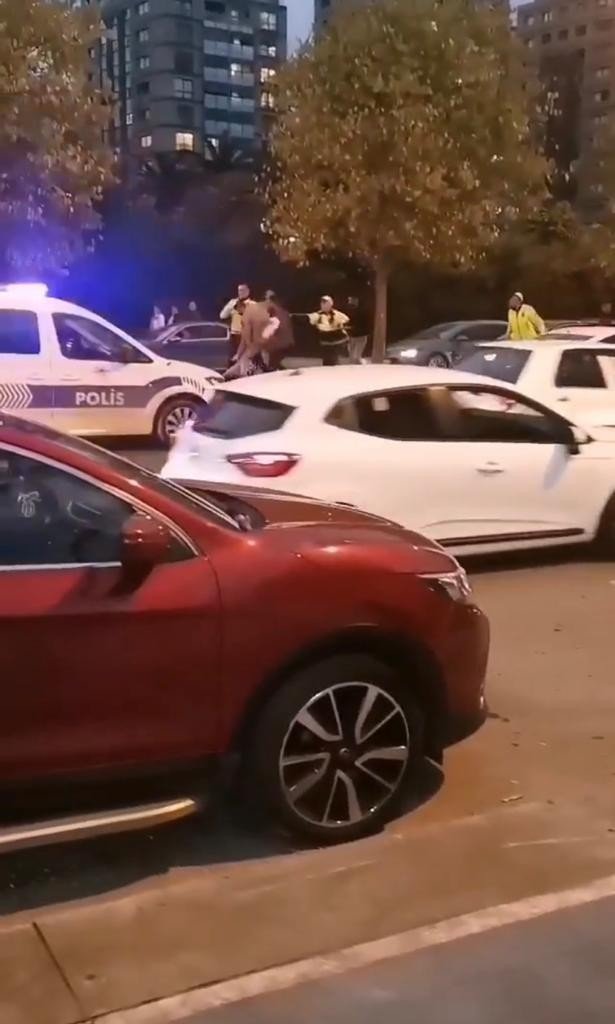 Kartal’da Sürücülerin Yumruk Yumruğa Kavgasına Polisten Müdahale