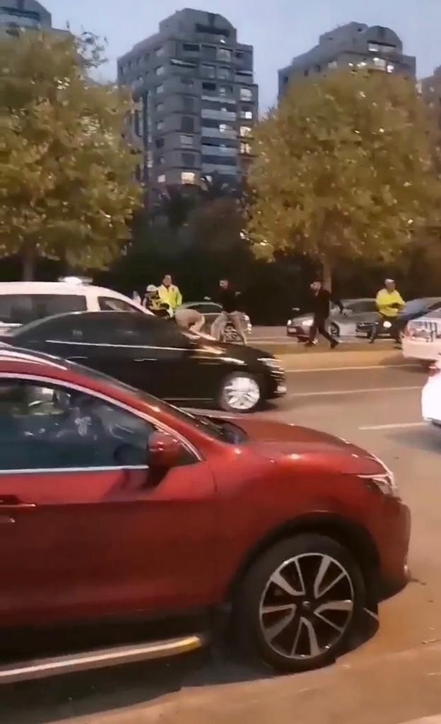 Kartal’da Sürücülerin Yumruk Yumruğa Kavgasına Polisten Müdahale
