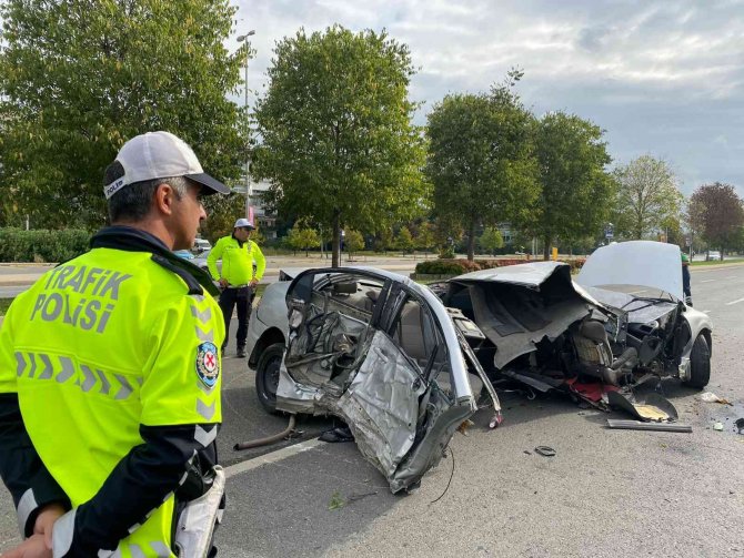 Kartal’da Ağaca Çarpan Otomobil Pert Oldu, Sürücüsü Ölümden Döndü