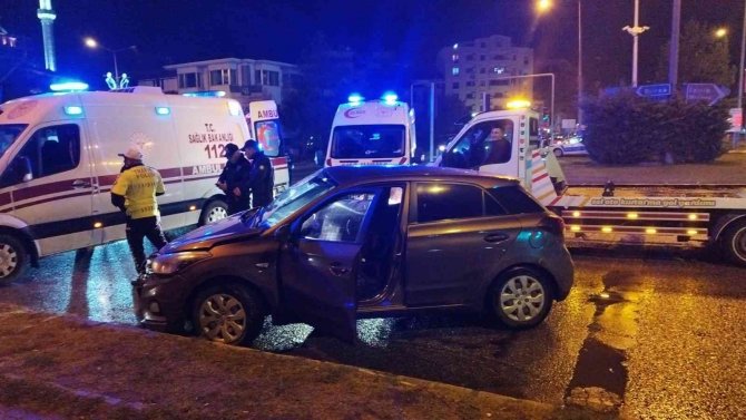 Tır Kavşakta Otomobile Çarptı: 2 Yaralı