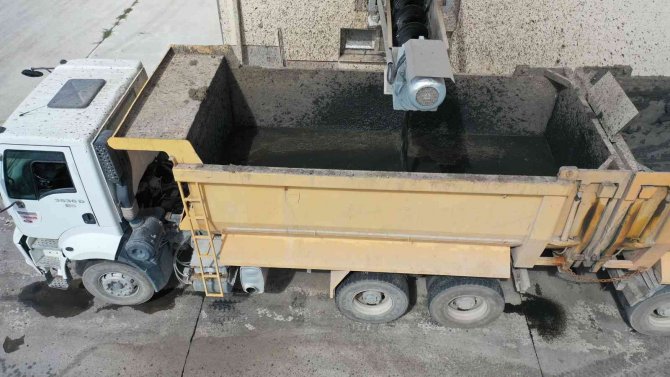 Konya Büyükşehir Belediyesi Arıtma Çamuruyla Çiftçiye Ve Üretime Katkı Sağlıyor